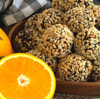 Bombón de chocolate, naranja y dulce de leche