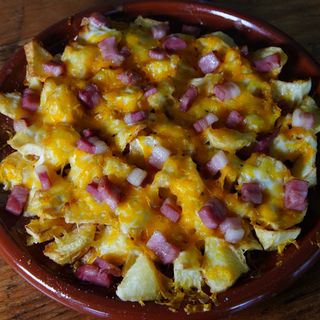 Ración Patatas Con Bacon Y Queso Fundido