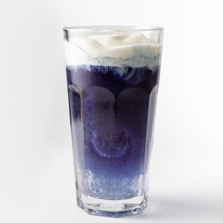 Айс голубая матча с кокосовой водой и сливками