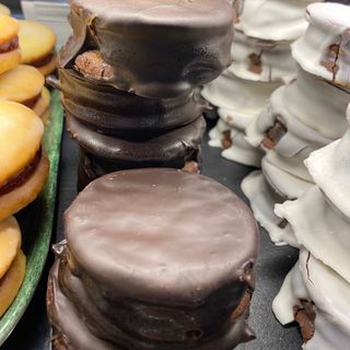 Alfajor artesanal bañado en chocolate