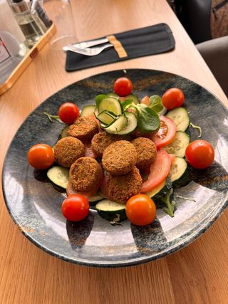 Salata cu falafel
