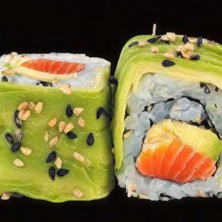 53. Uramaki De Salmón, Aguacate Rollado Con Aguacate