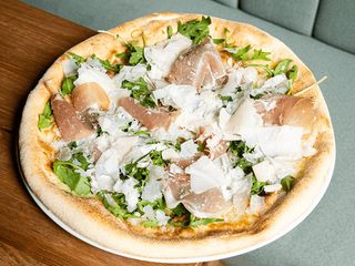 BIANCA CON PROSCIUTTO CRUDO E RUCOLA