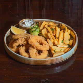 Calamar pane cu sos tzatziki si cartofi aromati cu usturoi