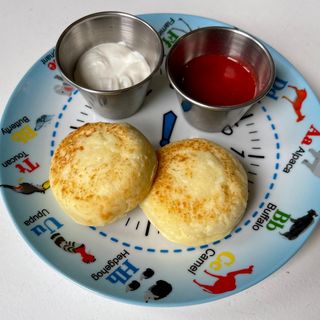 Сирники зі сметаною та полуничним соусом (100/60г)