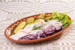 Sało solone z ogórkiem kiszonym i cebulką