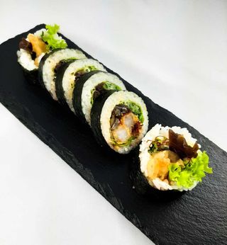 16.Futomaki z krewetkami w tempurze na ostro 6szt.
