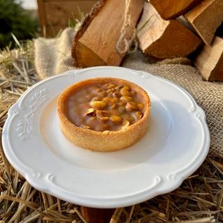 Тарт з солоною карамеллю та горіхами