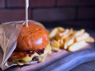 Бургер Цезар з картоплею фрі (260/150g)