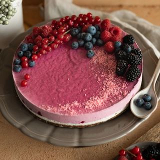 Tort vanilie si fructe de padure