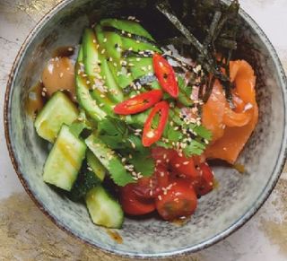 Боул с лососем и киноа