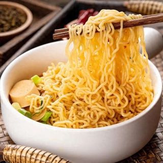 93.Tallarines Amarillos Fritos A La Plancha