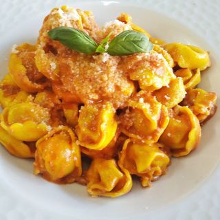 Tortellini de Carne a la Boloñesa