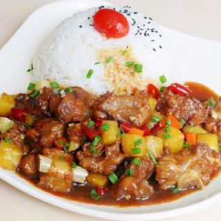 Puntine di maiale saltato con riso bianco e verdure uova 