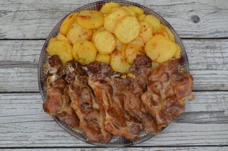 Svinjsko pečenje s pekarskim krumpirom i kruhom