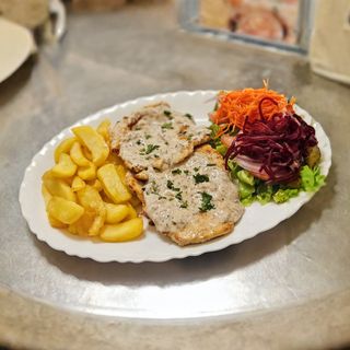 Pechuga a la plancha con salsa de champiñones, papas fritas y ensalada