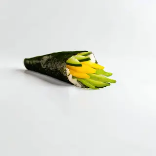 Temaki vegan avocado, mango, pistacchio