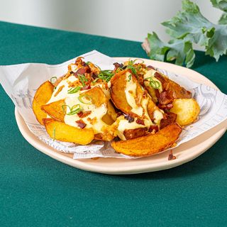 Cartofi wedges cu sos de branzeturi si pancetta crispy