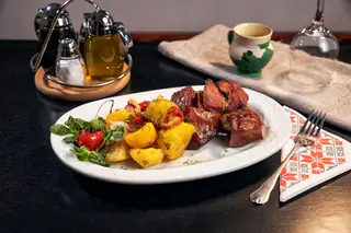 Carne afumata la oala cu cartofi taranesti