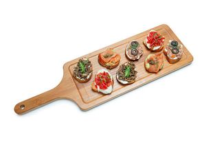 ბრუსკეტების ნაირსახეობა- სოკოს, პომიდორის და
პესტოს, ორაგულის და გუაკამოლეს საკმაზით