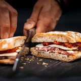 Bocadillo Gourmet de Oreja guisada con huevo frito