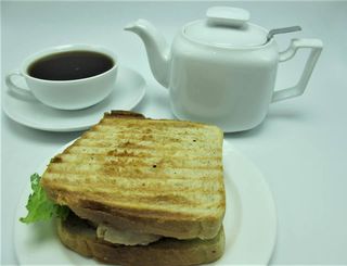 ტოსტი ლორით და ყველით