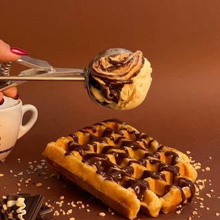 Gofre con mermelada de frutos rojos