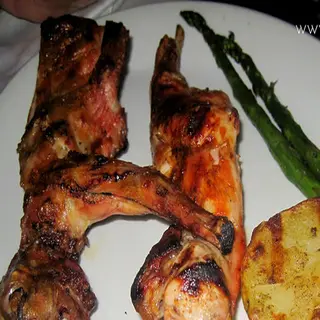 1/2 Conejo brasa con guarnicion