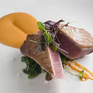 Atún rojo en parrilla con salteado de espinacas al ajo dorado