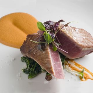 Atún rojo con salteado de espinacas baby al ajo dorado