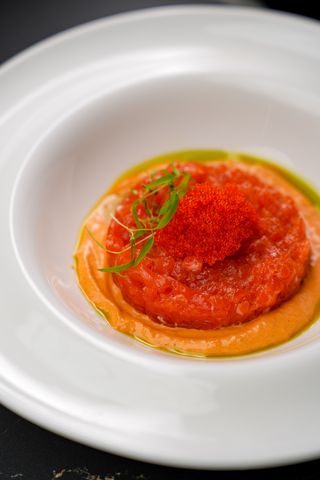 Тартар з лосося з соусом том ям (250г)