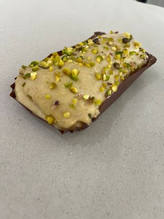 Тирамису с малини и шамфъстък