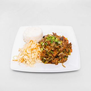 Wołowina z ryżem i surówką w sosie 5-ciu smakach