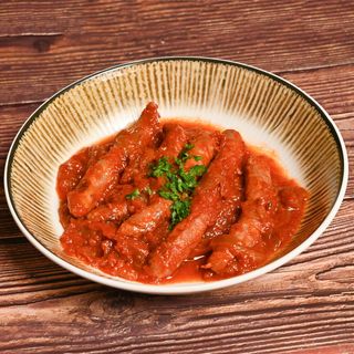 Salchichas con tomate y cebolla