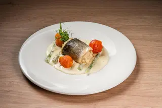 Dorado cu sparanghel și sos caviar
