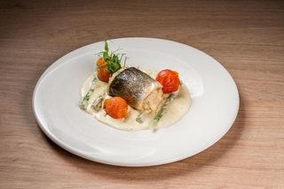 Dorado cu sparanghel și sos caviar