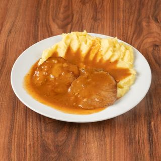 Juneća šnicla u saftu s prilogom i kruhom