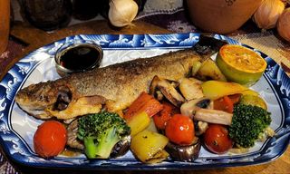 კალმახი შემწვარი ბოსტნეულით