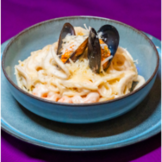  Pâtes fruits de mer à la sauce tomate.   