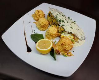 File de pastrav Cochet servit cu piure duchesse si sos de citrice 