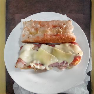 Bocadillo bacon e queixo