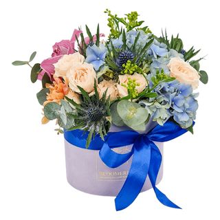 Cutie cu hortensie, minirose, eryngium si orhidee