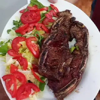 ASADO DE TIRA A LAS BRASAS (churrasco) (Porción) CON GUARNICION