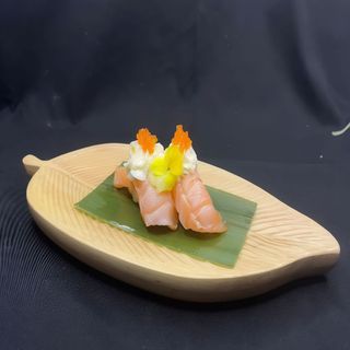 35. Nigiri de salmón flambeado (2 piezas)