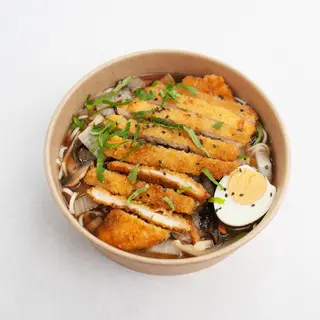 Ramen z kurczakiem panko, warzywami i jajkiem