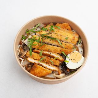 Ramen z kurczakiem panko, warzywami i jajkiem