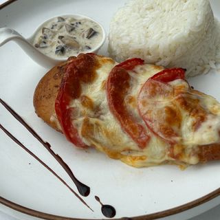 Стейк из курицы под сыром с грибным соусом