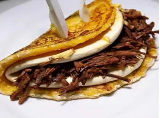 Cachapa De Carne Mechada queso