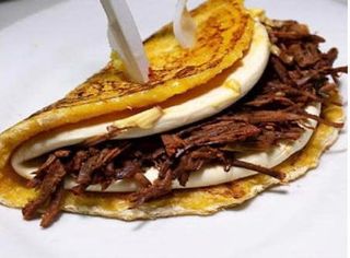 Cachapa De Carne Mechada queso