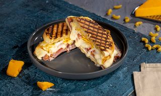 სენდვიჩი ბეკონით და ყველით